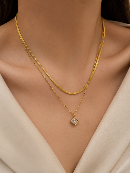 MOONKISS CRYSTAL NECKLACE